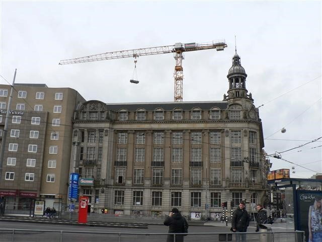 Salverda huurt voor project in Amsterdamse binnenstad opnieuw kleine Liebherr torenkraan bij Van der Spek