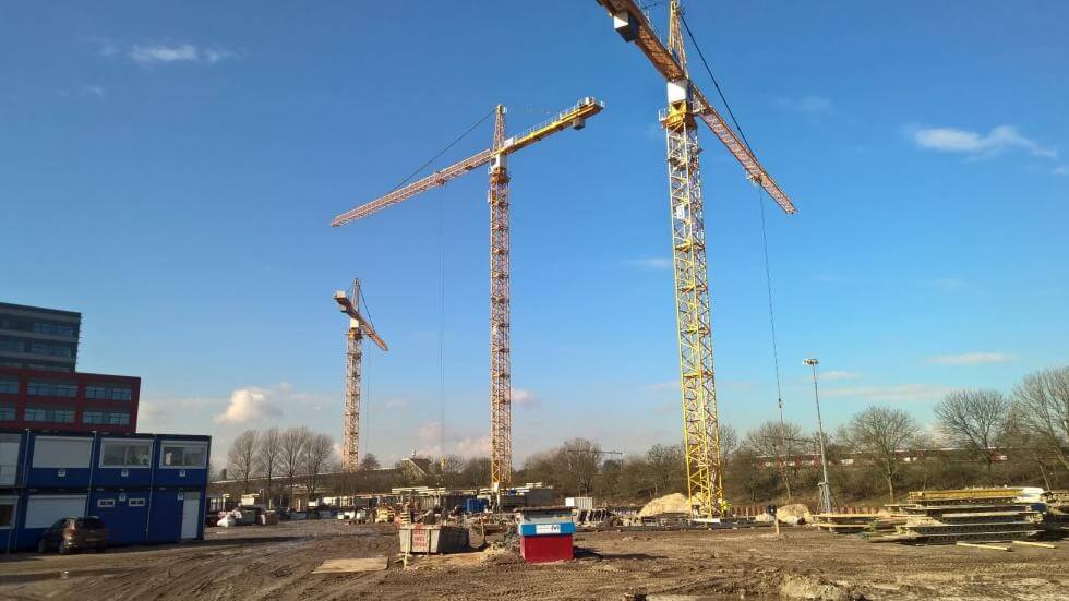 Veel Liebherr torenkranen van Van der Spek bij bouw Holland Park in Diemen