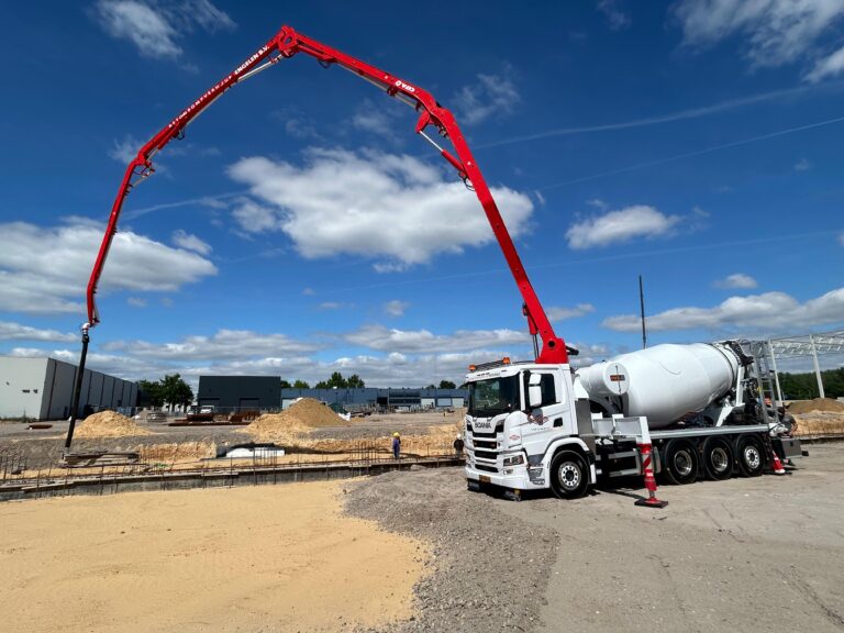 Vloerenbedrijf Engelen neemt nieuwe Cifa ML32L pompmixer in gebruik.