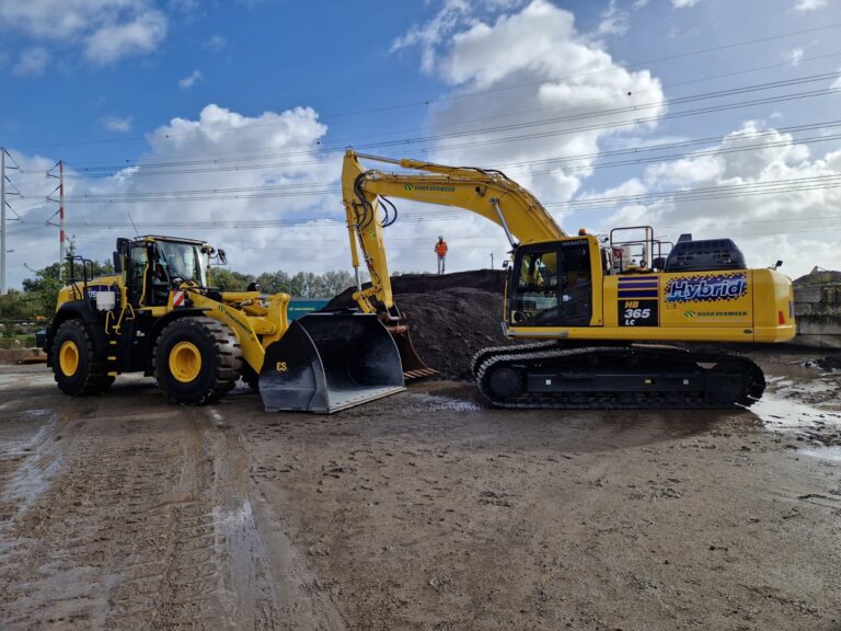 Nieuwe duurzaam duo Komatsu machines voor Dura Vermeer reststoffen
