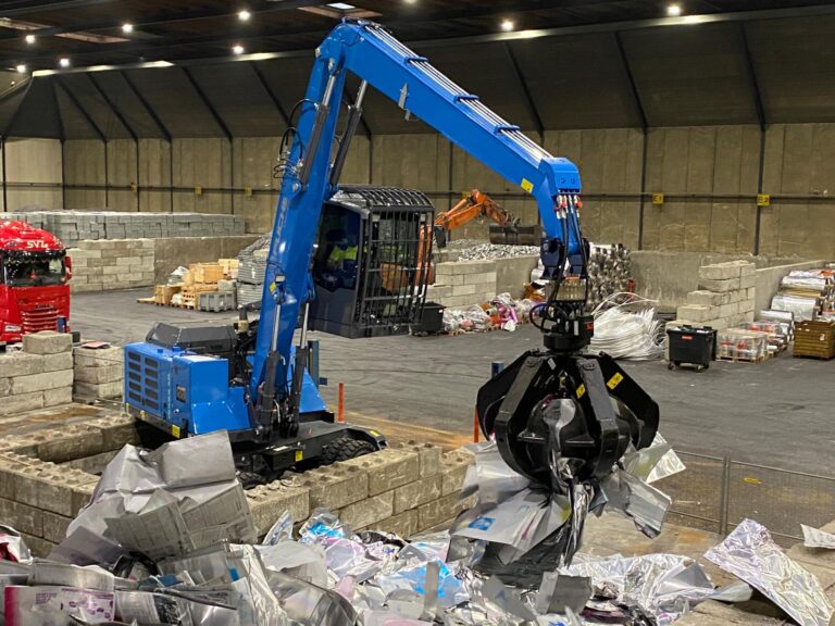 Tweede duurzame elektrische Fuchs MHL820F geleverd aan ROBA Metals