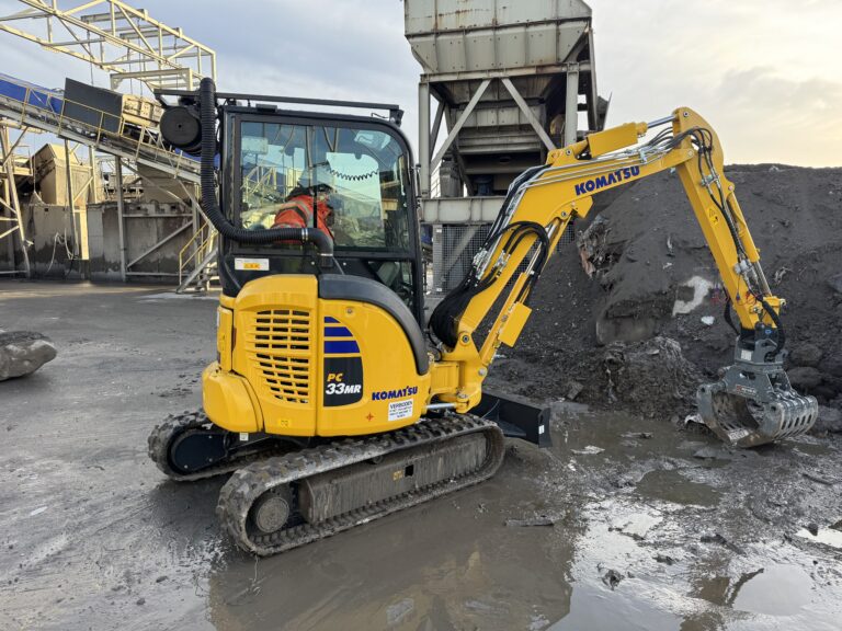 Nieuwe Komatsu PC33-MR5 voor Havenservice Rozenburg (HSR)