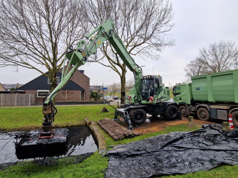De Heer land en water neemt nieuwe Komatsu PW180-11 in gebruik.