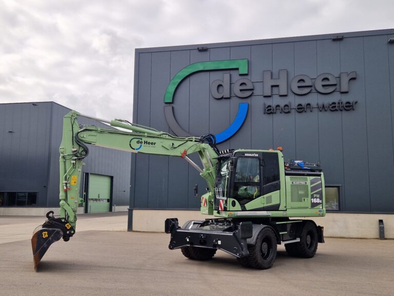 Electrische Komatsu PW168E-11 primeur voor De Heer Land en Water