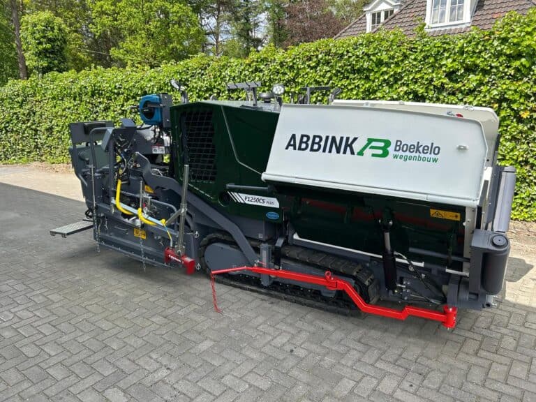 Een Dynapac F1250 CS-E asfaltfreesmachine geleverd aan Abbink Boekelo Wegenbouw door Van der Spek Vi.