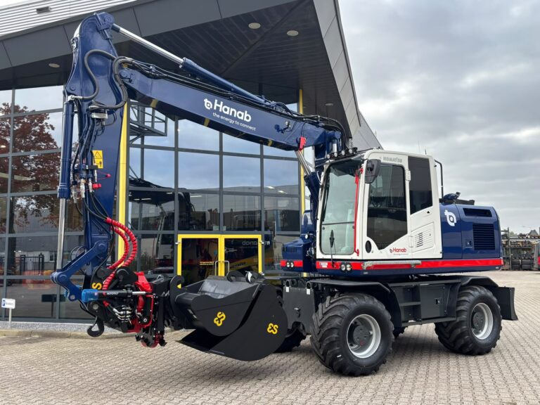 Komatsu PW180-11 voor Hanab Distribution