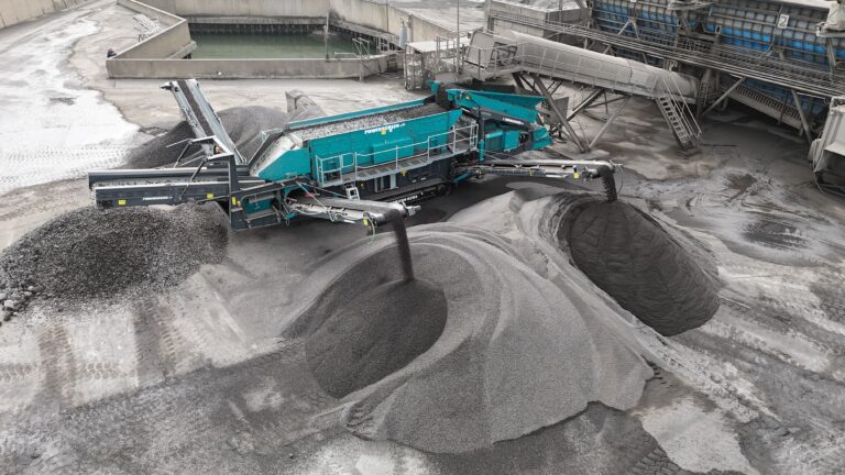 Grootste elektrisch aangedreven rupsmobiele Powerscreen zeefmachine geleverd bij REKO/Blue Phoenix