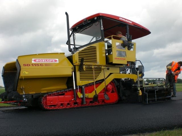 Nieuwe Dynapac SD115C asfaltafwerkmachine voor Roelofs Den Ham