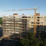 Van der Spek verhuurt Liebherr 71K snelmontagekraan voor renovatie flats